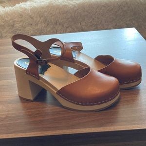 Like New Swedish Hasbeens Clogs 7.5
